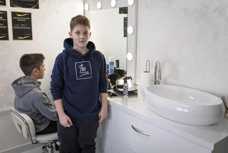 Umjesto klasičnih hobija, on je odlučio naučiti vještine barberinga i već sada šiša prijatelje, braću i tatu. Iako mu je tek 13 godina, Leon ozbiljno razmišlja o budućnosti i sanja o tome da postane profesionalni barber.