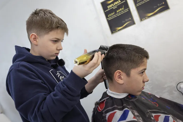 Sve je počelo prošlog ljeta kada je Leon, tražio novu frizuru, pa je otkrio svijet modernog barberinga na internetu. Oduševljen tehnikama šišanja i stiliziranja, odlučio je uložiti svoj novac u mašinicu za šišanje i krenuti u akciju.