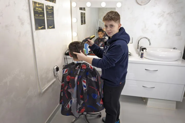 &quot;Oduvijek su mi se sviđale frizure s crtama i detaljima, a kad sam dobio mobitel, počeo sam gledati videa i još više se zaljubio u taj posao. Danas mi je cilj postati pravi barber&quot;, ispričao je Leon za Pixsell.