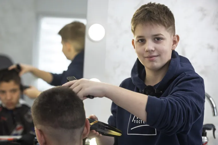 &quot;Jako sam zahvalan što mi vjeruju i što imam priliku vježbati na njima. Ne naplaćujem šišanja, ali ako mi netko ostavi nešto, taj novac ulažem u novi pribor&quot;, objašnjava Leon, koji već razmišlja o budućnosti.
