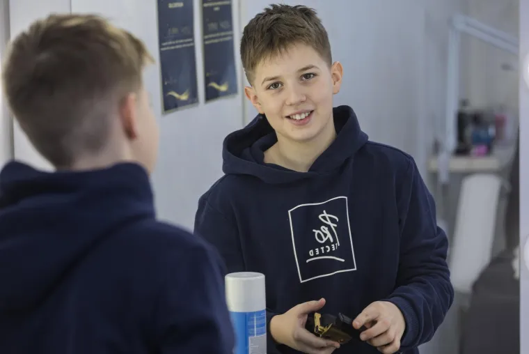 Dok njegovi vršnjaci igraju igrice, Leon (13) šiša kao pravi majstor: Upoznajte najmlađeg frizera
