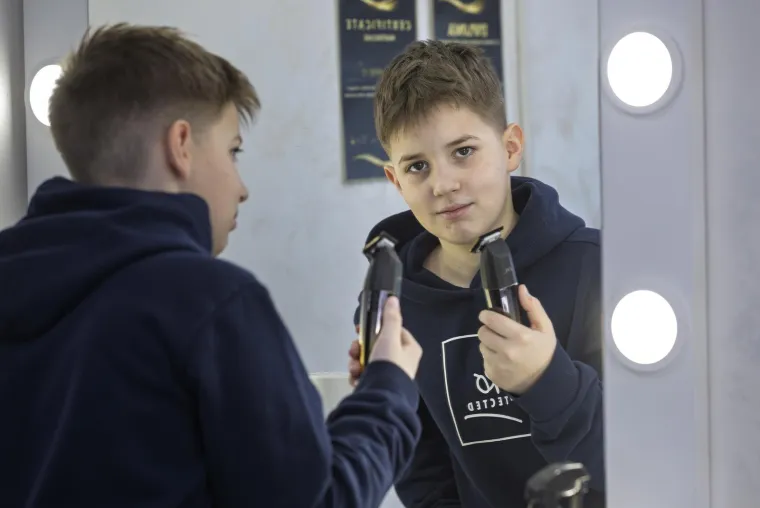 Dok njegovi vršnjaci igraju igrice, Leon (13) šiša kao pravi majstor: Upoznajte najmlađeg frizera