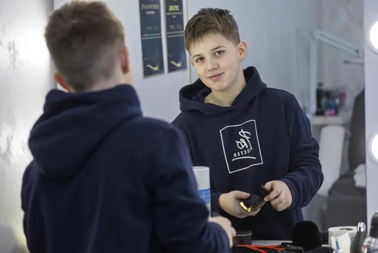 Dok njegovi vršnjaci igraju igrice, Leon (13) šiša kao pravi majstor: Upoznajte najmlađeg frizera