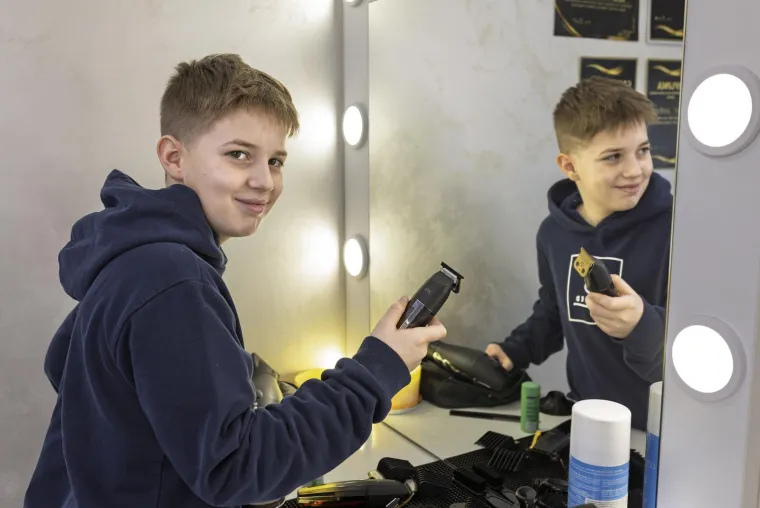 Dok njegovi vršnjaci igraju igrice, Leon (13) šiša kao pravi majstor: Upoznajte najmlađeg frizera