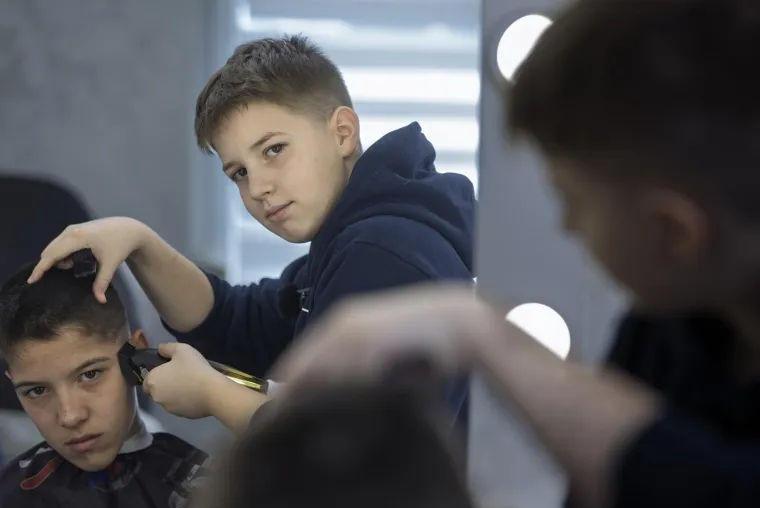 Dok njegovi vršnjaci igraju igrice, Leon (13) šiša kao pravi majstor: Upoznajte najmlađeg frizera