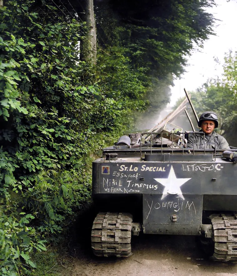 Hitler je povjerio feldmaršalu Erwinu Rommelu zadatak jačanja obrane, a Rommel naredio postavljanje dodatnih prepreka na plažama, uključujući &quot;Rommelove šparoge&quot; (Rommelspargel) – drvene stupove s minama, namijenjene sprječavanju slijetanja jedrilica i desantnih brodova. 