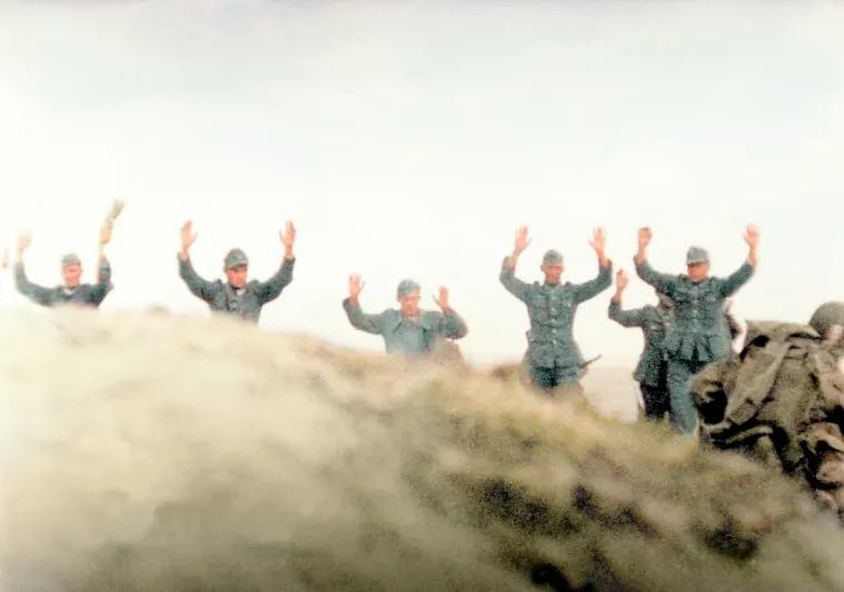 Omaha: Iskrcavanje na plaži Omaha bilo je najkrvavije. Američke trupe suočile su se s jakim njemačkim otporom, a gubici su bili veliki. Ipak, zahvaljujući hrabrosti vojnika i potpori mornarice, saveznici su uspjeli probiti njemačku obranu.