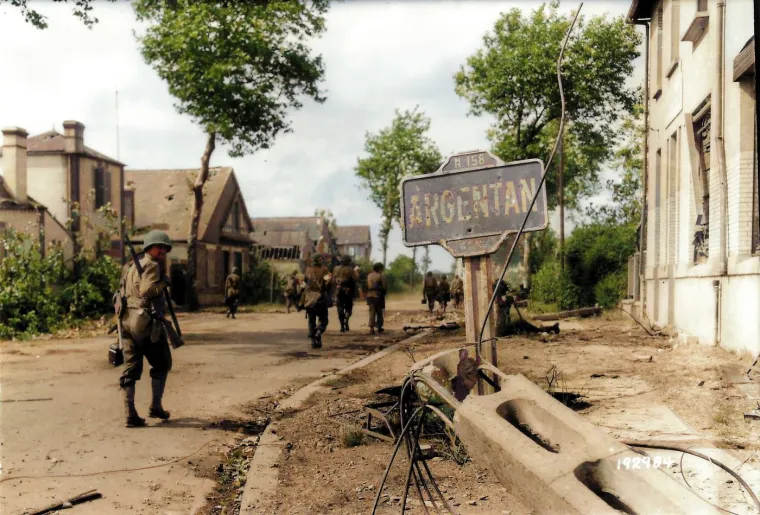 Operacija Overlord demonstrirala je savezničku vojnu moć, koordinaciju i odlučnost. Bila je to složena i riskantna operacija, ali je njezin uspjeh bio presudan za konačni poraz nacističke Njemačke.