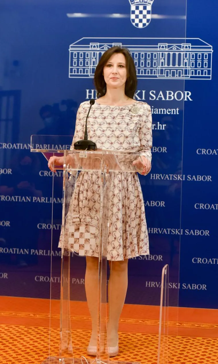 Također je naglasila da ne bi pristala biti u odnosu u kojem je ljubav nestala te da brak zbog forme nije ne&scaron;to &scaron;to želi, niti tako odgaja svoju djecu. 