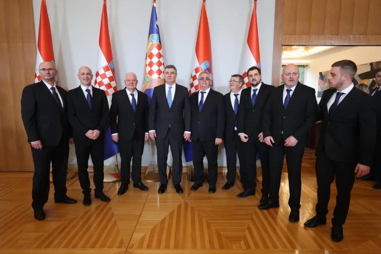 Svi su htjeli fotografiju s novim starim predsjednikom, ali Milanović ima prioritete