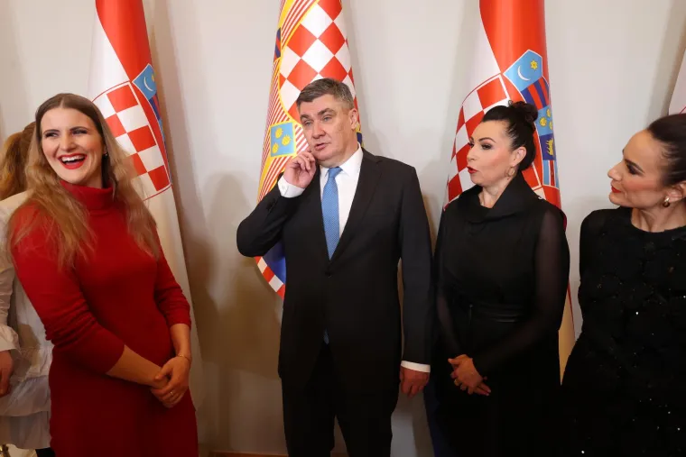 Svi su htjeli fotografiju s novim starim predsjednikom, ali Milanović ima prioritete