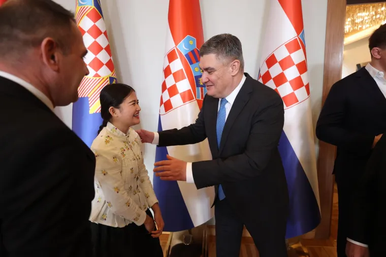 Svi su htjeli fotografiju s novim starim predsjednikom, ali Milanović ima prioritete