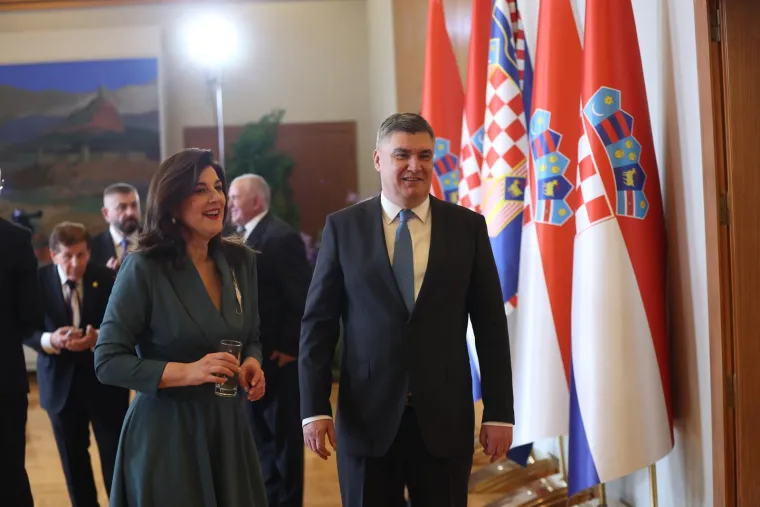 Svi su htjeli fotografiju s novim starim predsjednikom, ali Milanović ima prioritete