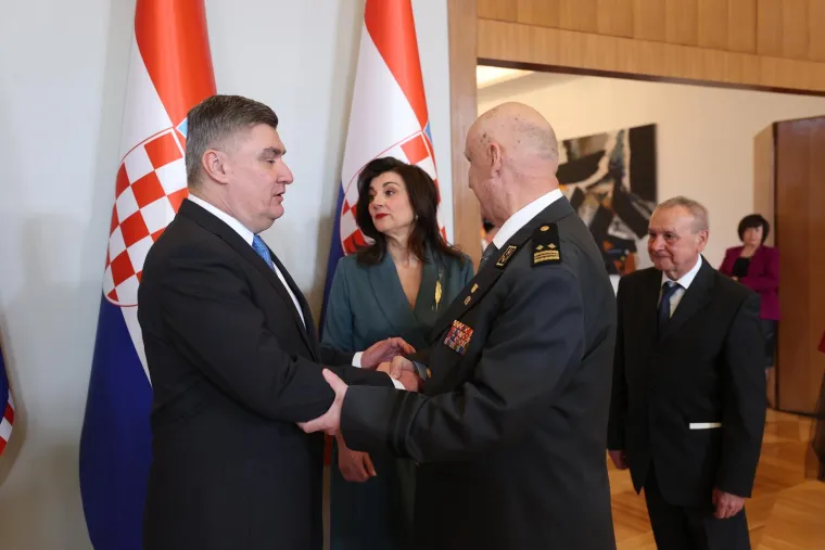 Svi su htjeli fotografiju s novim starim predsjednikom, ali Milanović ima prioritete