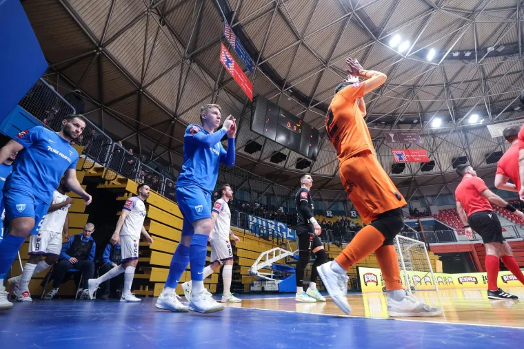 Trenutak kad su malonogometaši Futsal Dinama i Novog Vremena izašli na parket. 