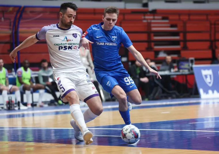 Za novo izjednačenje pobrinuo se Savi Valadares samo dvije minute kasnije kada je njegov pokušaj iz daljine prošao kroz noge vratara Dinama Ante Piplice. Utakmicu je prelomio crveni karton Tonija Jelavića u 32. minuti, a Dinamo se tada odvojio golom Kristijana Čekola i drugim pogotkom Filipa Novaka (na slici u plavom dresu). 