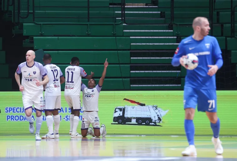 Igrač Novog Vremena iz Makarske. Savi Valadares zabio je kroz noge Anti Piplici i proslavio kao da je zabio gol u finalu Lige prvaka. Kleknuo je, pogledao prema gore s rukama u zraku. 