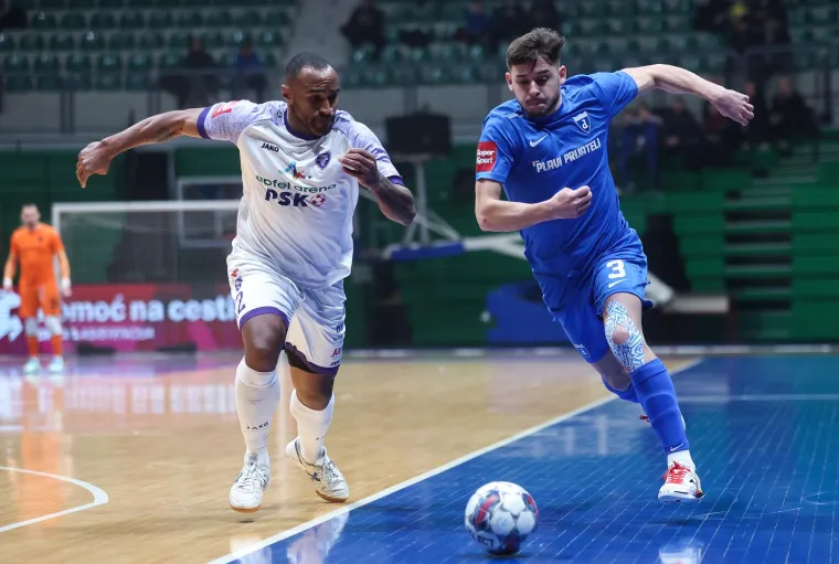 Novo Vrijeme je tada pokušalo doći do izjednačenja vađenjem vratara i ubacivanjem dodatnog igrača, ali uspjeli su samo smanjiti zaostatak preko Savija. Dinamo u finalu čeka boljeg iz susreta Torcide i branitelja naslova Pule koji igraju sutra od 19 sati. Sva kola do finala igraju se na jednu utakmicu dok se finale igra na dvije dobivene utakmice.