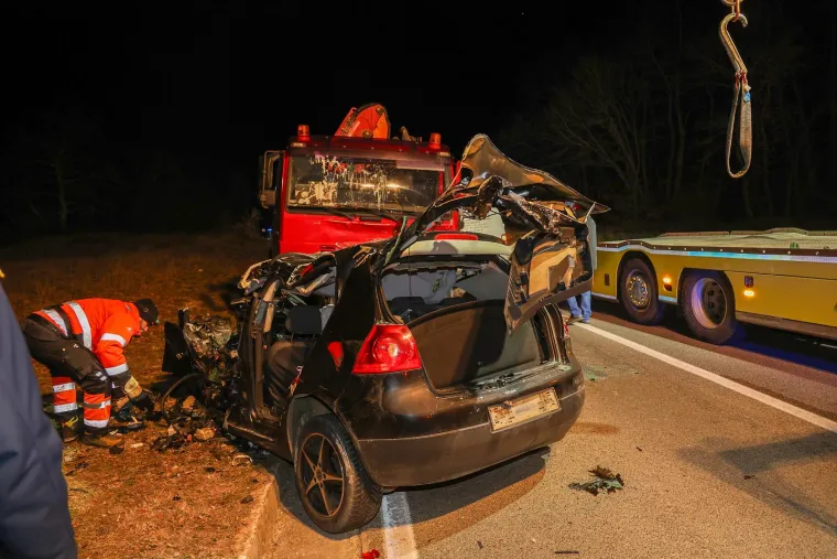 Po slikama s mjesta nesreće vidi se kako je u njoj sudjelovalo osobno vozilo te kamion. Automobil je doslovno prepolovljen te nema prednjeg dijela vozila.