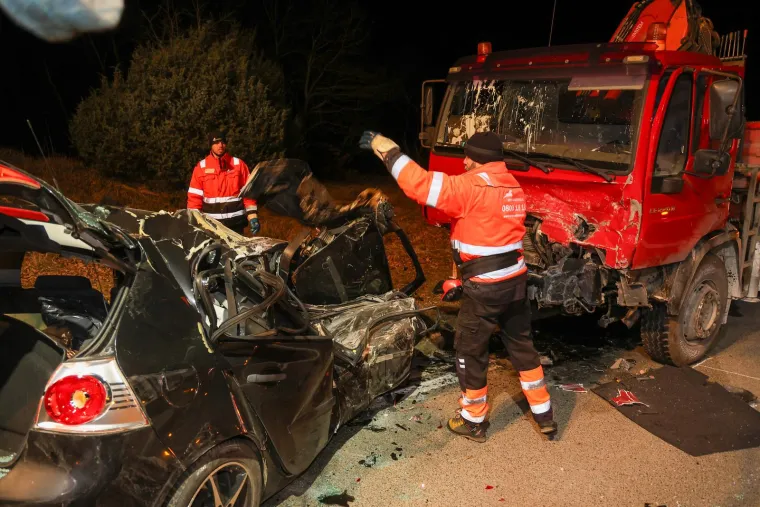 Zbog očevida, uklanjanja vozila i raščišćavanja ceste, dionica je sinoć bila zatvorena. 