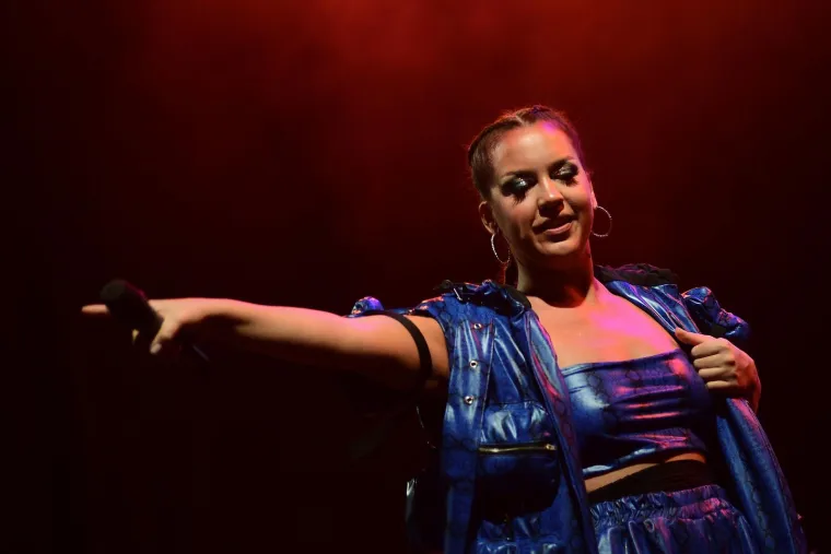  Njezine pjesme često su na meti kritika zbog spominjanja droga, alkohola i kriminala, no unatoč tome, njezina popularnost raste, a utjecaj na mlade i rap scenu u regiji sve je veći.