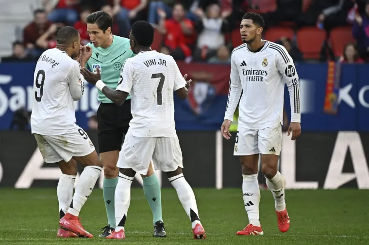 Tijekom utakmice između Osasune i Real Madrida, koja je završila rezultatom 1:1, Bellingham je dobio izravni crveni karton u 39. minuti. Sudac José Luis Munuera Montero u svom je izvješću naveo da ga je Bellingham uvrijedio, rekavši mu &quot;f**k you&quot; (Odje*i). Real Madrid je u tom trenutku vodio 1:0 pogotkom Kyliana Mbappéa. Incident se dogodio nakon što je Bellingham izrazio nezadovoljstvo jednom od sudačkih odluka.