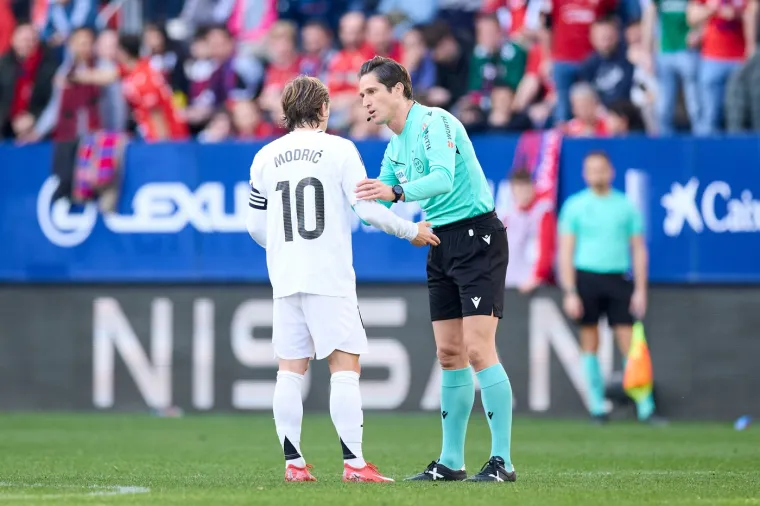 Luka je jedini od igrača Reala smio razgovarati sa sucem jer je kapetan. I imao je &scaron;to za reći...