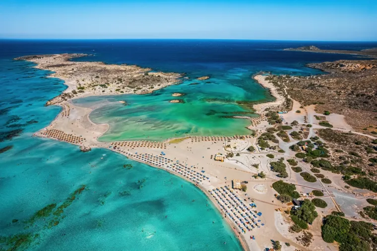 Na prvom mjestu najljepših plaža za 2025. godinu našla se plaža Elafonissi na grčkoj Kreti. Ovo je veliko iznenađenje, jer se ova ljepotica proteklih nekoliko godina nije ni nalazila na popisu, a ove godine bilježi skok od čak 23 pozicije. S ružičastim (da, ružičastim) pijeskom i tirkiznom vodom, plaža Elafonissi samo je jedno od onih mjesta koja morate vidjeti da biste povjerovali da postoje. Plitke lagune savršene su za znatiželjnu djecu, dok dublje vode pozivaju na sve vrste avantura za odrasle: plivanje, ronjenje, što god želite. Samo se pobrinite da ostanete do zalaska sunca—nećete požaliti.