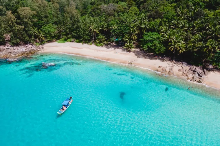 Na drugom mjestu našla se plaža Banana na tajlandskom otoku Phuket. Tamo imate sve što vam je potrebno za savršen dan na plaži. Idite na ronjenje oko zadivljujućih koraljnih grebena ili uzmite dasku i uhvatite savršeni val.  Nakon dugog dana provedenog na moru, počastite se opuštajućom masažom na plaži te uživajte u hrani i piću. 