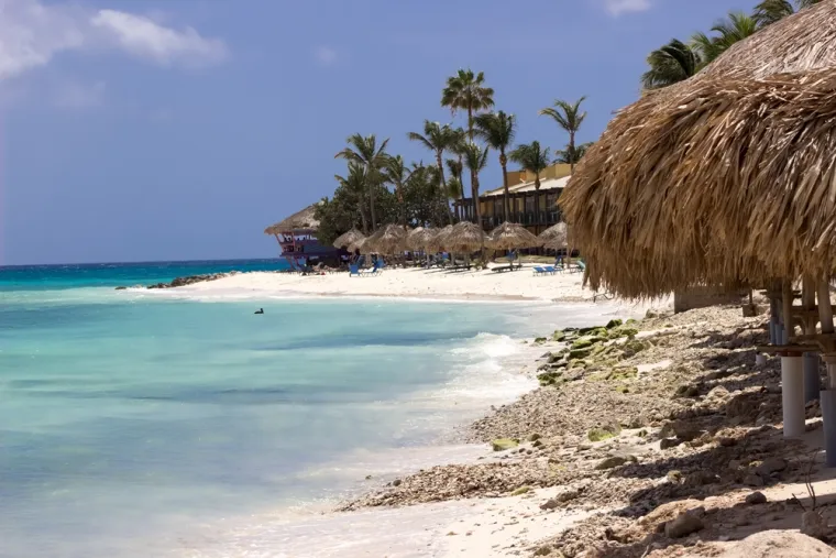 Na trećem mjestu je Eagle Beach koja se nalazi na Arubi, a idealna je za ljubitelje bijelog pijeska, vodenih sportova i mirnog mora. Ovo je jedna od plaža s manje gužve u Arubi koja se još uvijek može pohvaliti istim mekim bijelim pijeskom, toplom vodom i spektakularnim pogledom na zalazak sunca po kojem je otok poznat. Ima sve vaše omiljene dnevne aktivnosti na plaži, poput plivanja, ronjenja i vožnje vodenim skuterom, pogodnosti poput toaleta i besplatnog parkirališta čine ju još privlačnijom.