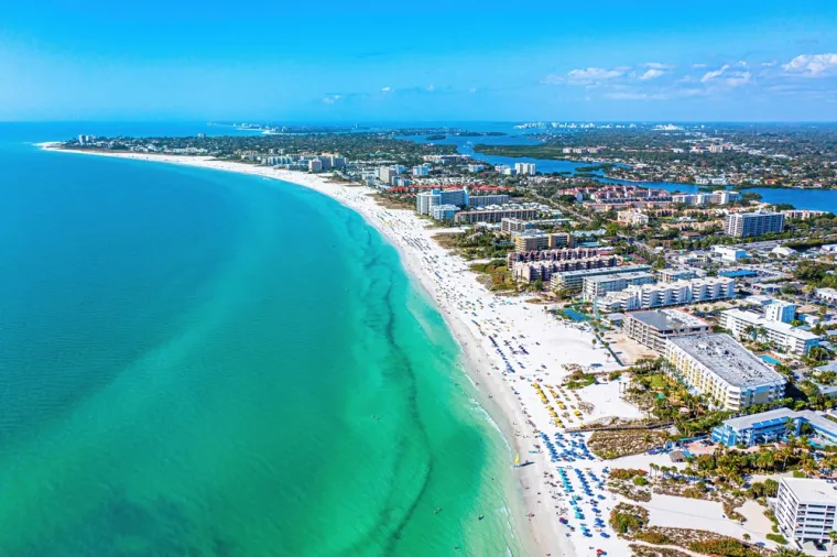 Siesta Beach na Floridi poznata po čistom pijesku i uvalama, nalazi se na četvrtom mjestu. Najbolje vrijeme za posjet ovoj plaži je od travnja do kolovoza. Bilo da se želite opustiti ili ispuniti dan aktivnostima, Siesta ima sve.  Opustite se na bijelom pijesku, plivajte u bistrom moru ili se jednostavno divite zalasku sunca. Izbor je na vama. Lako je dostupna javnim prijevozom, nudi pristup invalidskim kolicima, a u blizini ima mnogo trgovina i restorana.