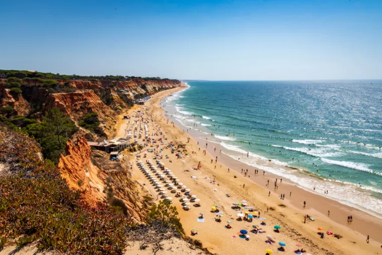 Praia da Falésia u Portugalu je na petom mjestu. Poznata je po dramatičnim liticama, zlatnom pijesku i pjenušavom bistrom plavom moru. Možete se sunčati na dugačkoj obali, plivajti ili surfajti na valovima ili samo prošetati slikovitom pješačkom stazom na vrhu litica i uživati u nevjerojatnom pogledu. 