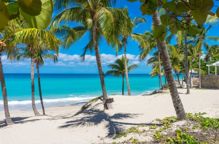 Turisti koji žele uživati u predivnoj plaži trebali bi posjetiti plažu Varadero na Kubi, koja se nalazi na šestom mjestu. Ona ima sve što biste očekivali od savršene plaže: zlatni pijesak, tirkizno-plavu vodu i zapanjujuće zalaske sunca. Uskočite u katamaran, pecajte, igrajte odbojku na pijesku, šetajte uz obalu, ili se jednostavno opustite i uživajte u prekrasnom prirodnom krajoliku. S ovim izborom ne možete pogriješiti. 