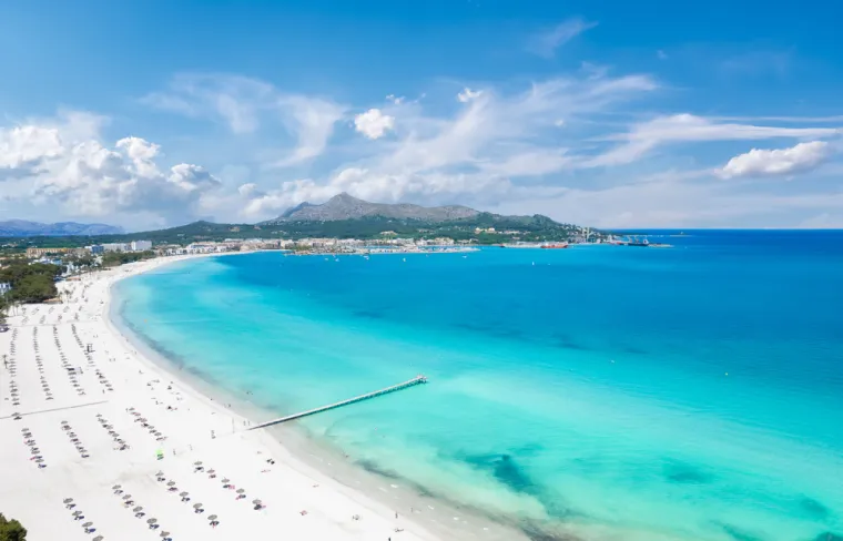 Na osmom mjestu je Playa de Muro Beach u Španjolskoj. Ova je plaža okružena borovom šumom i poznata je kao popularno obiteljsko odredište s dugim pojasima zlatnog pijeska i tirkizno plavim morem. Ovdje možete lako provesti cijeli dan: šetajte, sunčajte se, ronite, veslajte na dasci ili plivajte u toplom moru. Postoje toaleti, tuševi i dežurni spasioci, a parking je besplatan ili možete ići javnim prijevozom.