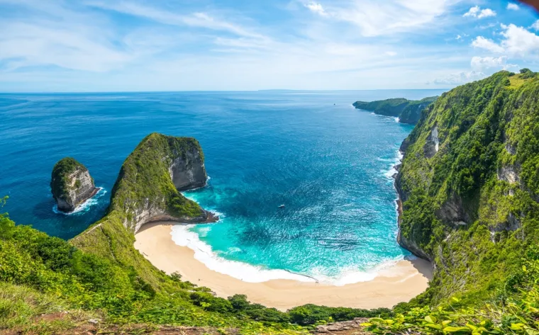 Plaža Kelingking u Indonezija je na devetom mjestu. Ovo mjesto zadivljuje nevjerojatnim liticama, pijeskom bijelim i sitnim poput praha i plavo-zelenim morem. Bistro more savršeno je za ronjenje i istraživanje podvodnog života, a zalasci sunca doista su vrijedni fotografije za pamćenje. Lako je doći do nje i ima dovoljno parkinga, ali bez obzira na to i dalje pruža mir i opuštenu atmosferu.
