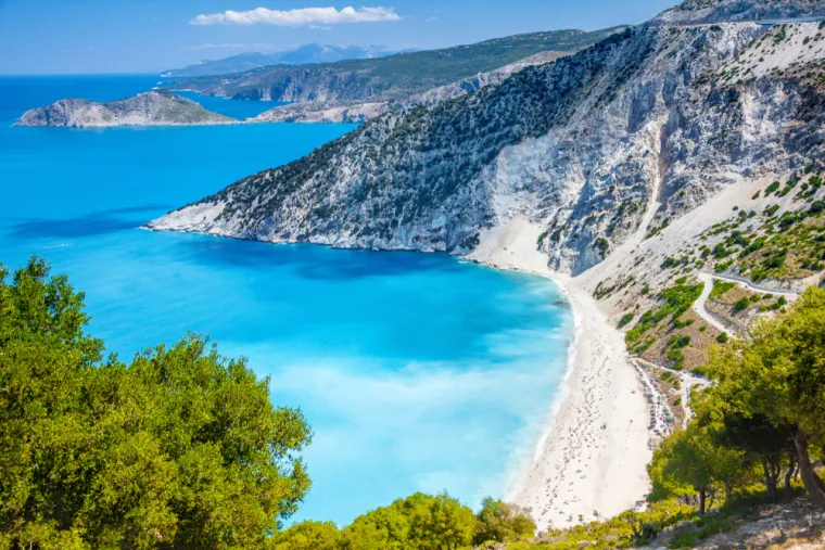 Na desetom mjestu je plaža Myrtos u Grčkoj. Okružena planinama, plaža Myrtos savršeno je slikovito mjesto za miran dan. Zaronite u kobaltno plavu vodu, a zatim prezalogajite nešto u obližnjem kafiću. Rijetko je gužva, tako da ima dovoljno mjesta za druženje i jednostavno uživanje u atmosferi i prirodnim ljepotama. 