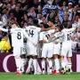 1. REAL MADRID - 196 milijuna eura. 
Real Madrid predvodio je Europu u prodaji opreme i &apos;merchandisinga&apos; prošle sezone, generirajući impresivnih 196 milijuna eura. Ova brojka učvršćuje njihov status komercijalno najuspješnijeg kluba, vjerojatno vođen njihovim povijesnim uspjehom, globalnom bazom navijača i značajnim potpisivanjem ugovora sa zvijezdom, Kylianom Mbappéom. 