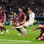 Sjajan potez francuskog reprezentativca. Ovo je trenutak kad je zabio gol za 2-0. Pogledajte gdje je Joško u tom trenutku bio i što je radio. Mogao je s travnjaka samo ispratiti kako Mbappé zabija. 