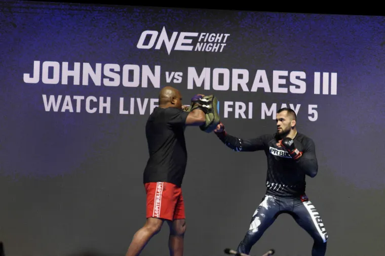 Roberto Soldić udara rukom u fokusere ispred navijača na ONE Championship Open Workoutsu 3. svibnja 2023. u Paramount Theatreu u Denveru. Dobar je i u stojci i u parteru, ruka, noga, sve mu je na nivou. 