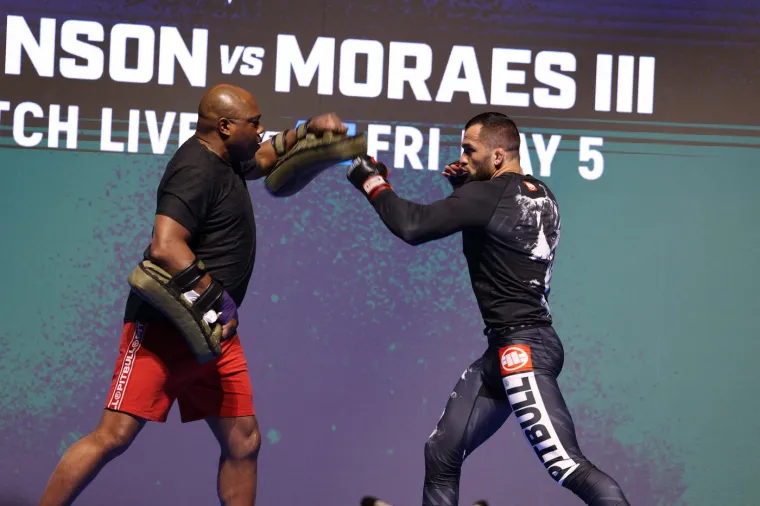 Ovdje udara aperkat.