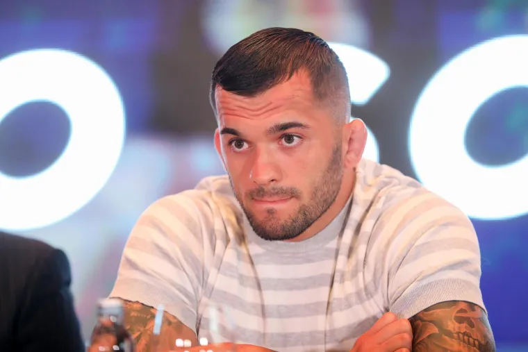 Puno je Roberto Soldić razmi&scaron;ljao u koju promociju se otisnuti nakon &scaron;to je pokorio KSW. Htio ga je i UFC, ali on se odlučio za ONE Championship. Ovo je pressica održana 02.08.2022. u Zagrebu. Roberto Soldić je u hotelu Esplanade povodom potpisivanja ugovora za singapursku organizaciju ONE Championship. 