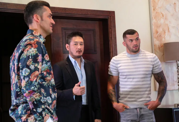 Roberto Soldić s čovjekom iz ONE Championshia.