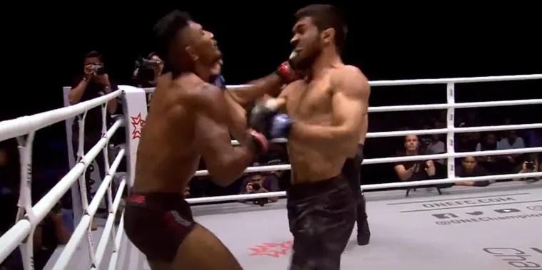 Saygid Guseyn Arslanaliev na ovom screenshotu aperkatom &scaron;alje suparnika na tlo. U svim segmentima je jak, posebno u stojci. 