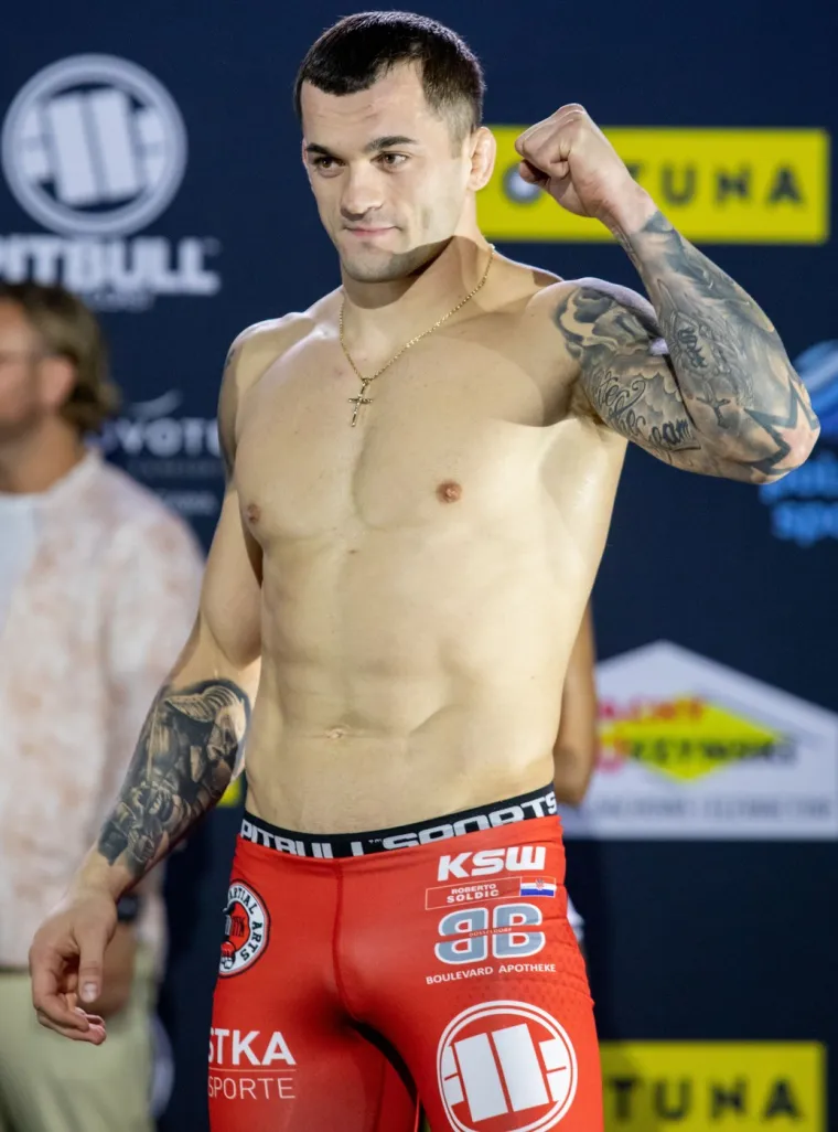 Soldić na vaganju za vrijeme KSW dana. Oko vrata ima Isusa. On mu daje snagu. To je upečatljiv detalj koji govori dosta o na&scaron;em Robocopu. Vjera, ljubav i domovina. 