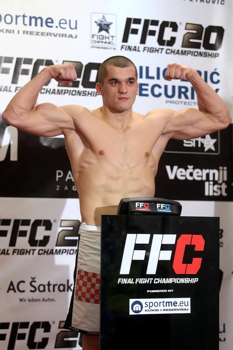 22.10.2015., Zagreb - Službemo vaganje boraca u hotelu Panorama uoČi FFC 20. Roberto SoldiĆ na vagi. Tad je bio golobradi mladić, nije imao tetovaže. 