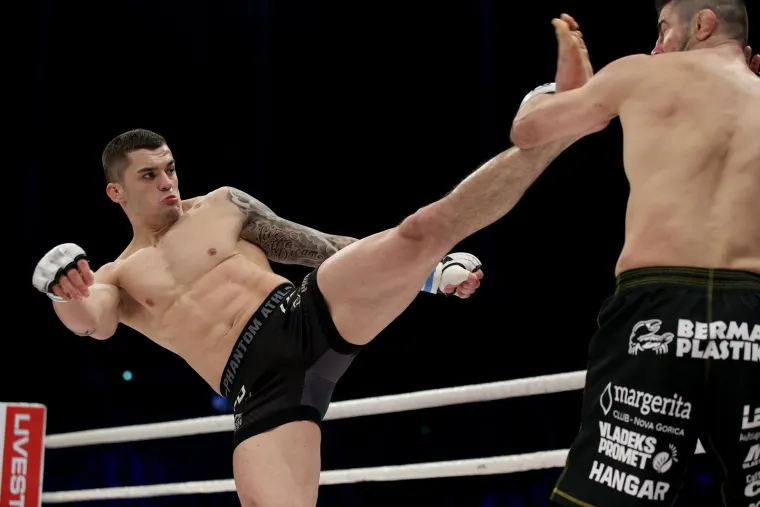 17.12.2016. Arena Zagreb - Borilački spektakl Final Fight Championship 27 - Night of Champions. MMA borba -77kg, Roberto Soldić baca high kick Ivici Tru&scaron;čeku. 