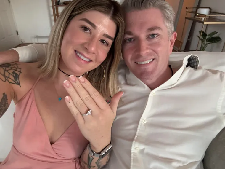 Da, gledate istu ženu. Svoj 30. rođendan dočekala je preporođena i sretno zaljubljena, odnosno zaručena.