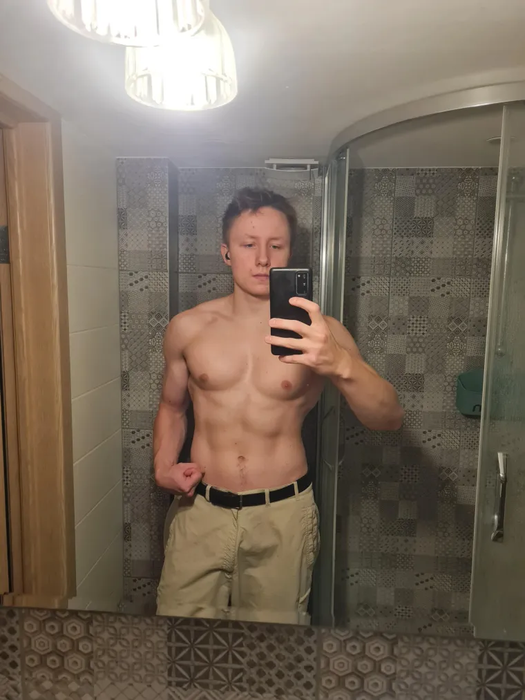 ...do samopouzdanog frajera (23) kojem poziranje bez majice vi&scaron;e ne predstavlja problem. 