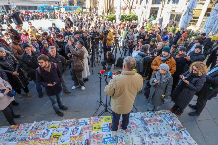 Pet minuta do podne, građani su se okupili ispred HNB-a.
