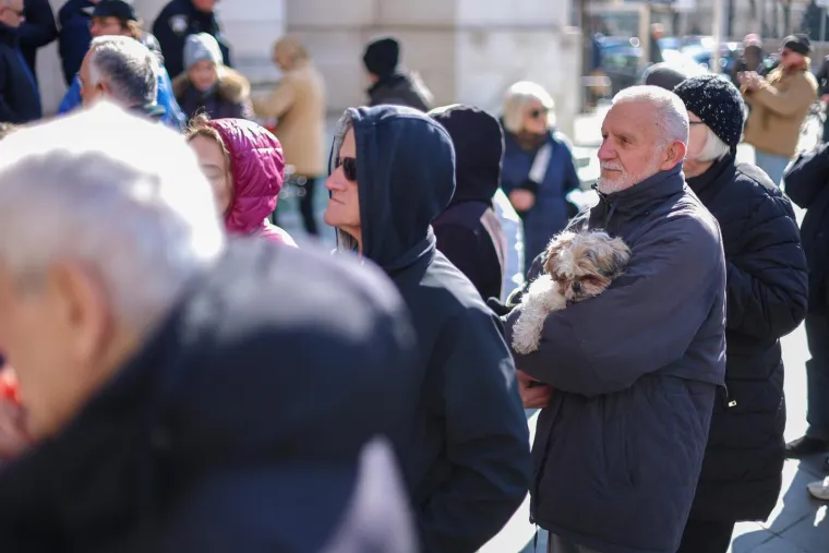 U 11.55 sati, sve je utihnulo. Pet minuta su minuta okupljeni šutjeli. 